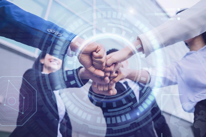 Profissional utilizando tecnologia digital para modernização de aplicações corporativas